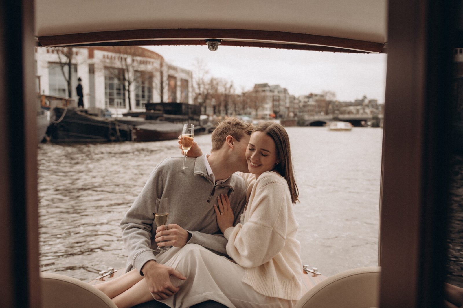 proposal photoshoot on the boat in asmterdam